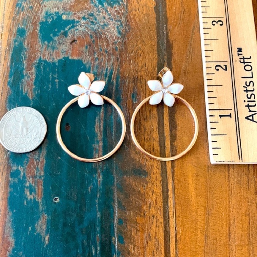 🌼 🌼 Enamel and gold earrings perfect for spring